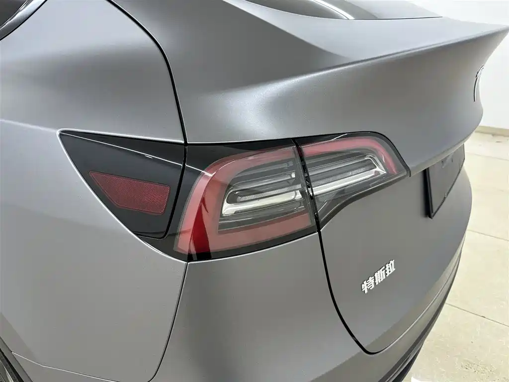 Tesla Model Y Long Range All-Wheel Drive 2022 Refresh 2023 - thumbnail 8