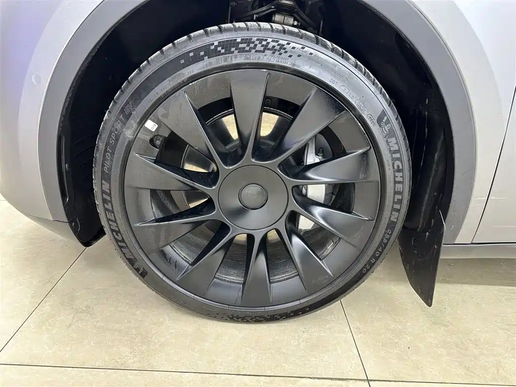 Tesla Model Y Long Range All-Wheel Drive 2022 Refresh 2023 - thumbnail 9