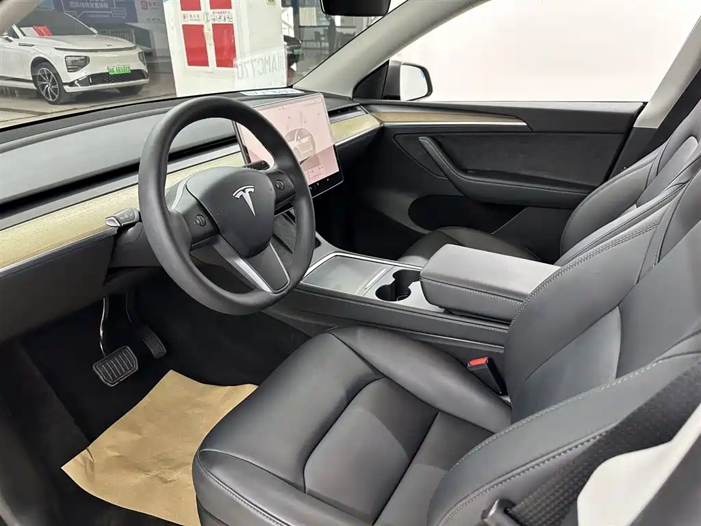 Tesla Model Y Long Range All-Wheel Drive 2022 Refresh 2023 - thumbnail 11