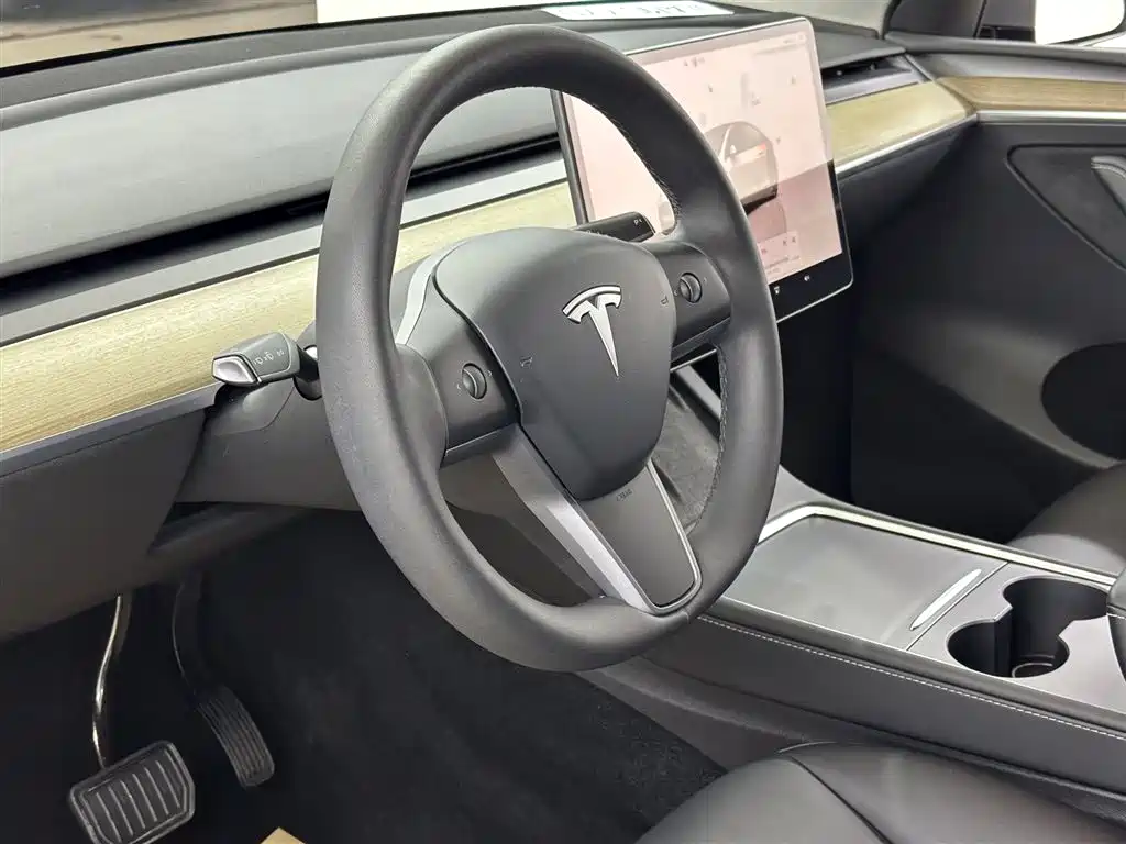 Tesla Model Y Long Range All-Wheel Drive 2022 Refresh 2023 - thumbnail 14
