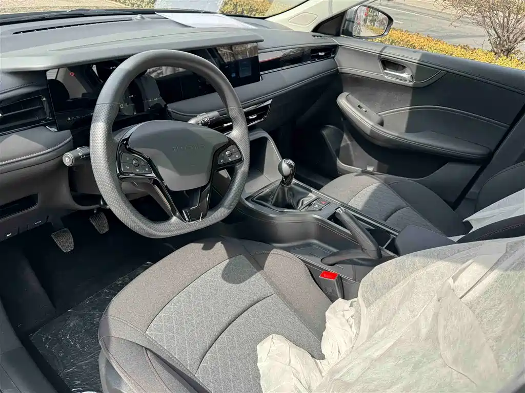 Roewe Roewe i5 2026 1.5L Manual Comfort Edition 2026 - thumbnail 11