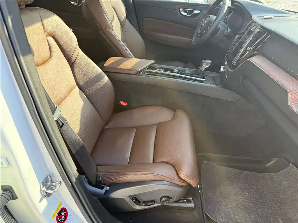 Volvo Volvo XC60 2021 T5 AWD Inscription Luxury Edition 2021 - thumbnail 8