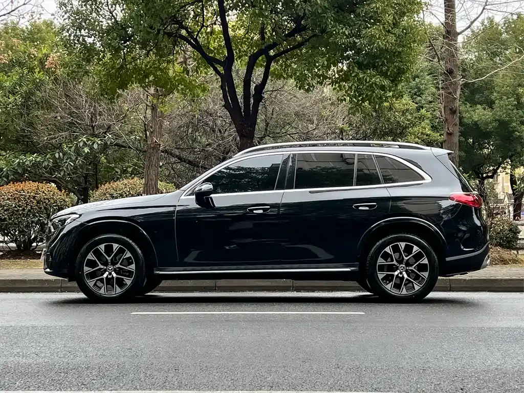 Mercedes-Benz Mercedes-Benz GLC 2023 GLC 260 L 4MATIC Dynamic Model 5-Seat 2025 - thumbnail 6
