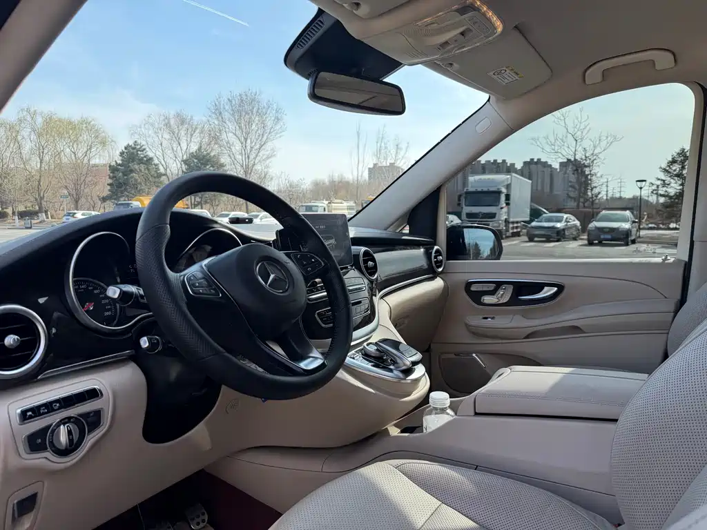 Mercedes-Benz Mercedes-Benz V-Class 2016 V 260 L Exclusive Long Wheelbase Edition 2016 - thumbnail 4