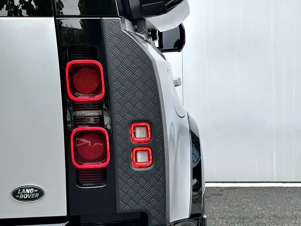 Land Rover Land Rover Defender 2024 110 3.0T P400 Dark Pack Special Edition 2024 - thumbnail 21