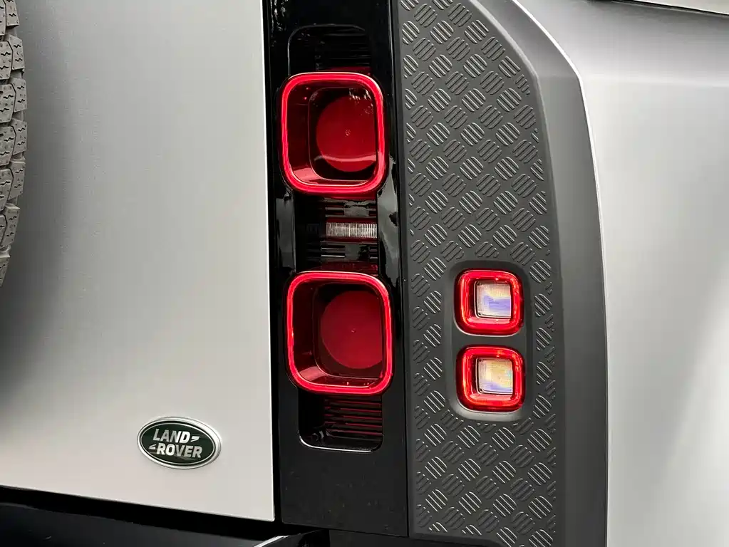Land Rover Land Rover Defender 2024 110 3.0T P400 Dark Pack Special Edition 2024 - thumbnail 22