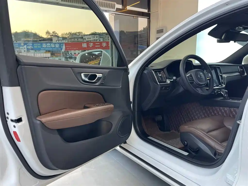 Volvo Volvo S60 2020 T4 R-Design 2020 - thumbnail 4
