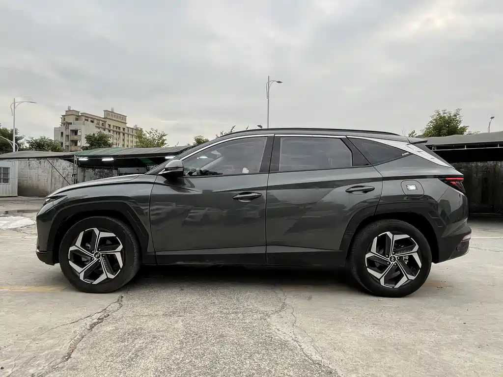 Hyundai Tucson L 1.5T 2WD DLX Luxury 2024 - thumbnail 3