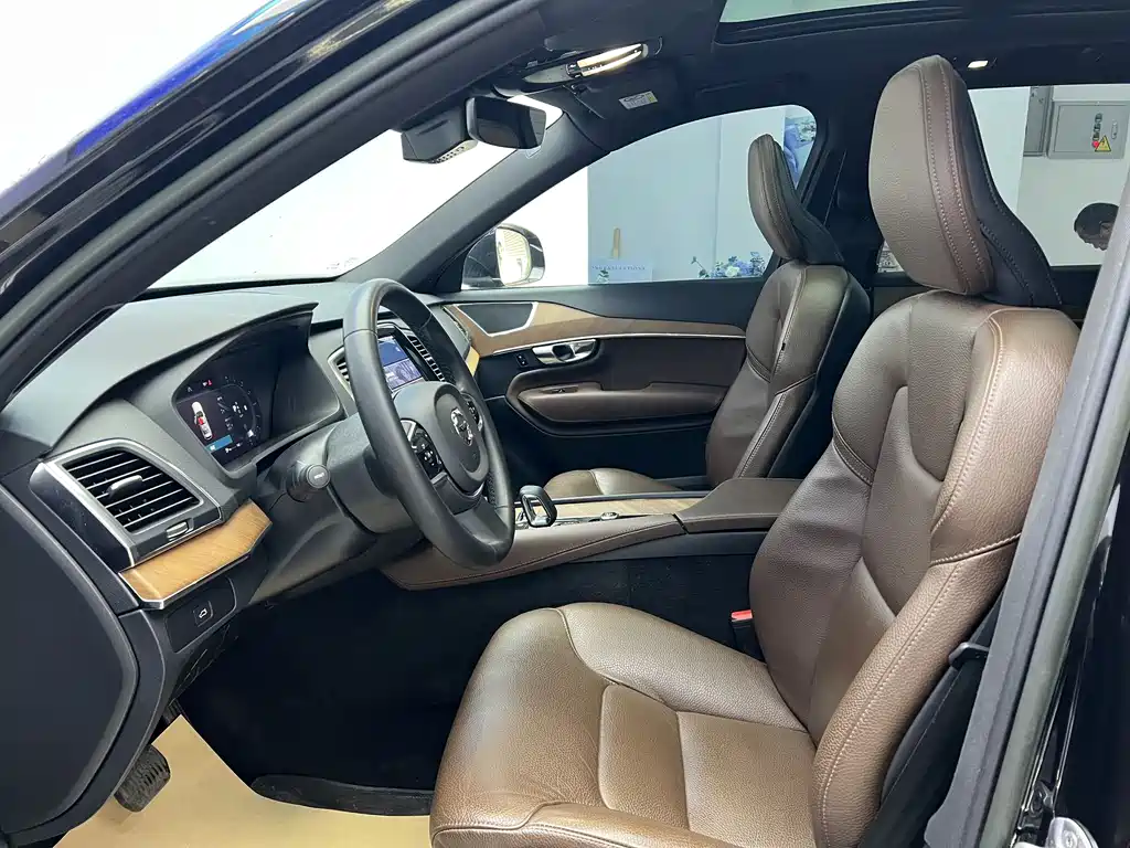 Volvo Volvo XC90 2023 B5 Momentum Premium 7-seater 2023 - thumbnail 3