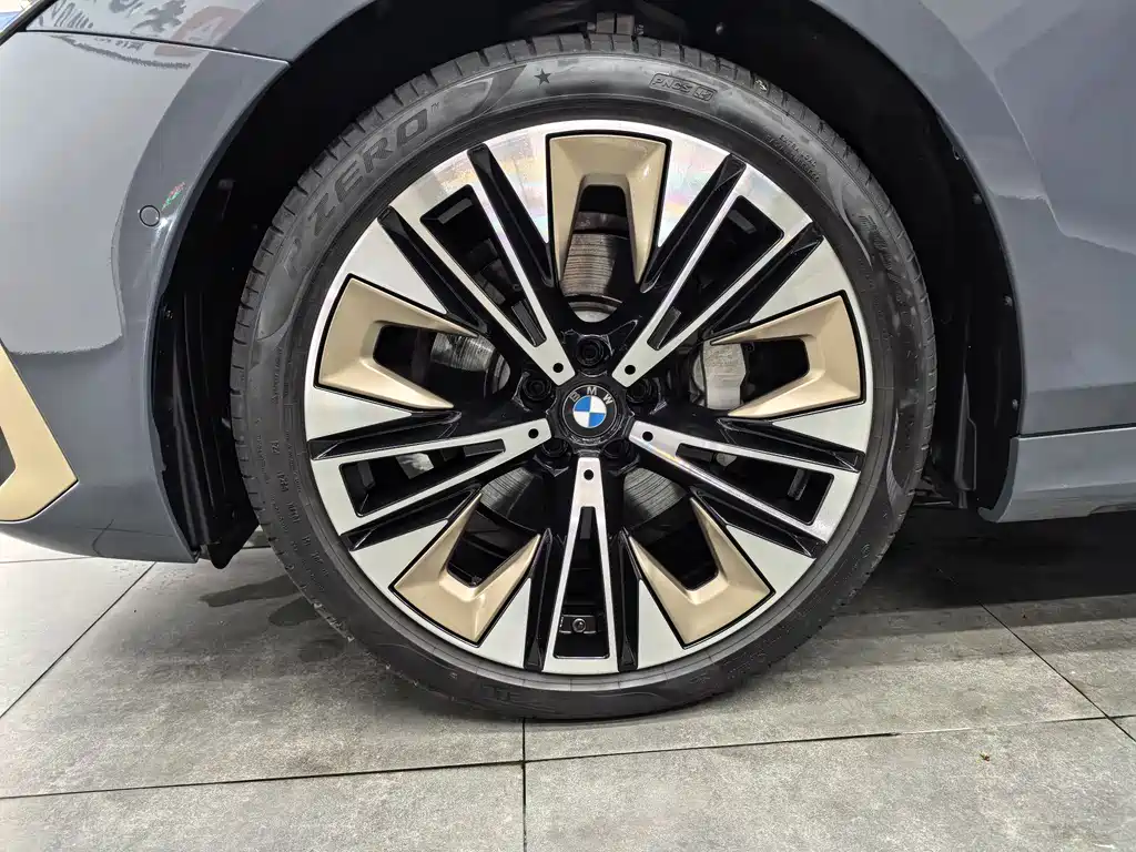 BMW BMW 5 Series 2024 530Li Luxury Package 2024 - thumbnail 6