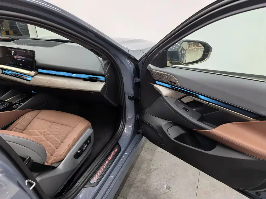 BMW BMW 5 Series 2024 530Li Luxury Package 2024 - thumbnail 8