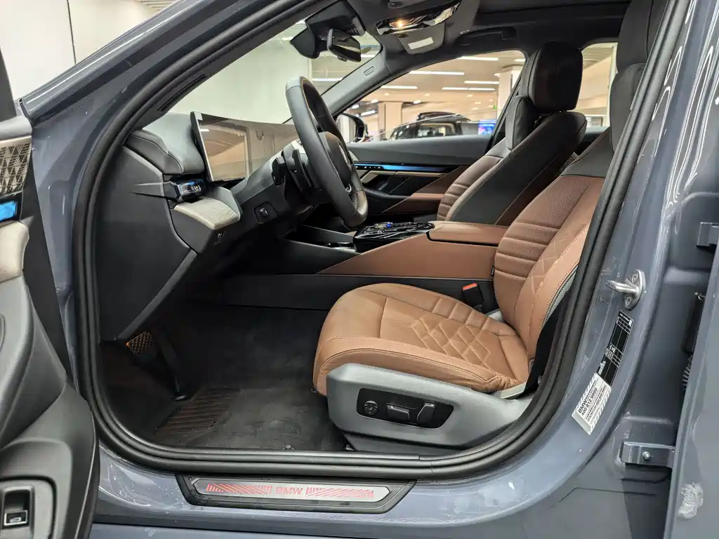 BMW BMW 5 Series 2024 530Li Luxury Package 2024 - thumbnail 9