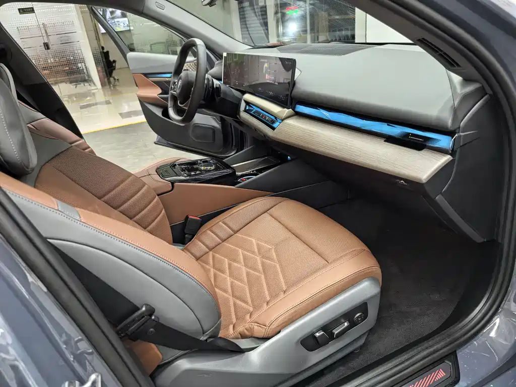 BMW BMW 5 Series 2024 530Li Luxury Package 2024 - thumbnail 11