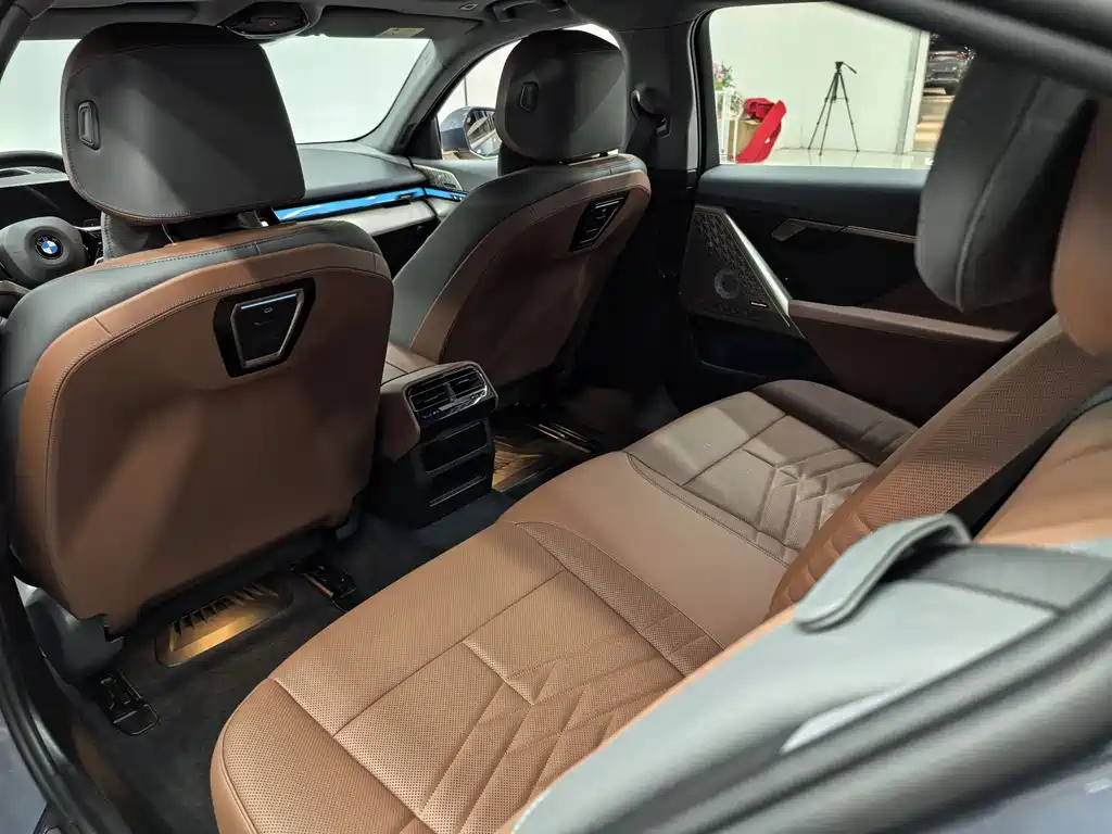 BMW BMW 5 Series 2024 530Li Luxury Package 2024 - thumbnail 12