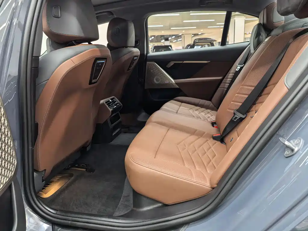 BMW BMW 5 Series 2024 530Li Luxury Package 2024 - thumbnail 13