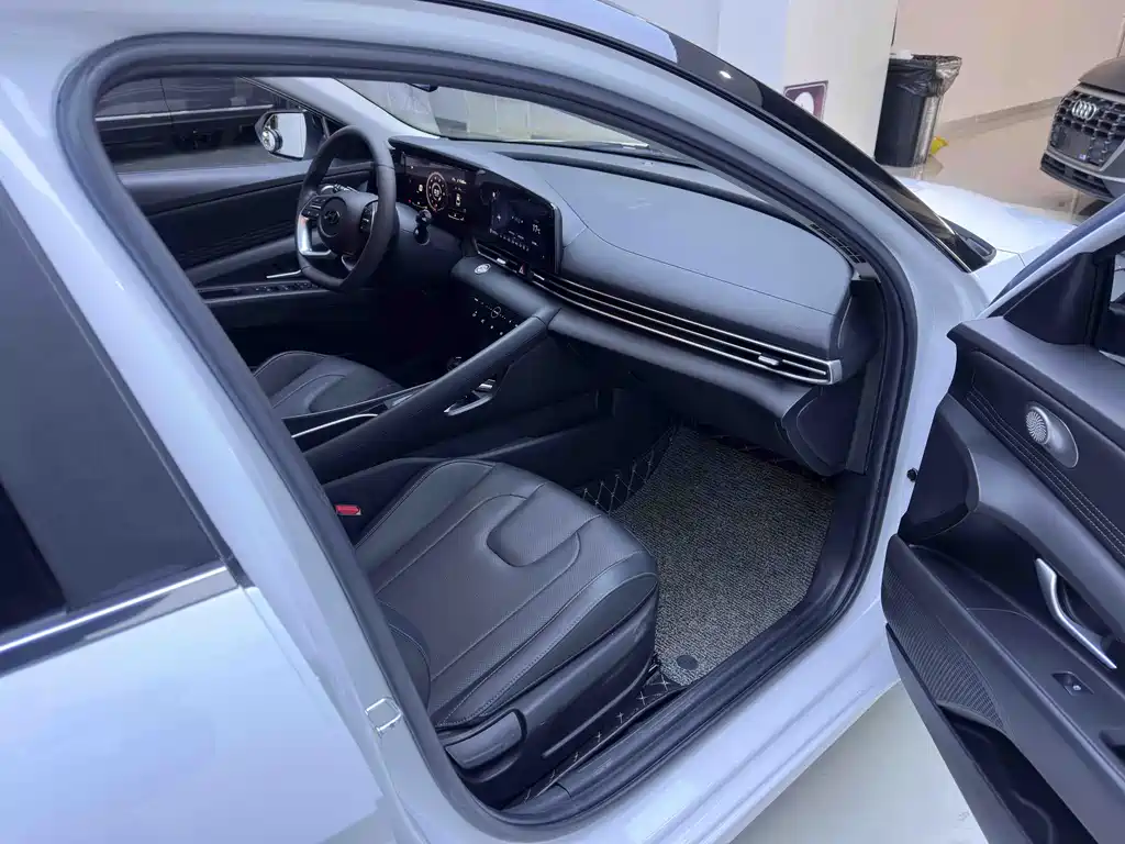 Hyundai Hyundai Elantra 2021 1.5L CVT LUX Premium Edition 2021 - thumbnail 14