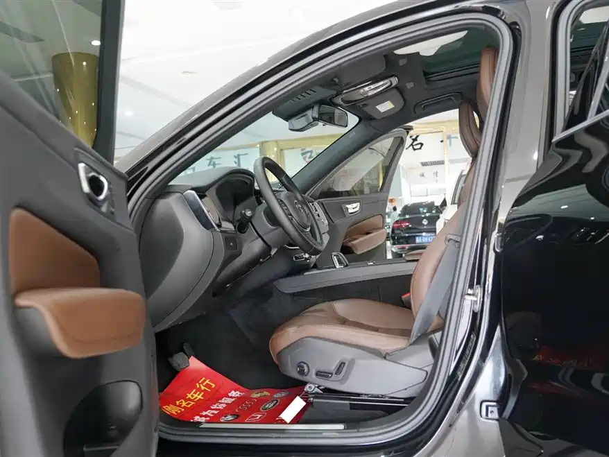 Volvo Volvo XC60 2024 B5 AWD Momentum Luxury Edition 2024 - thumbnail 5