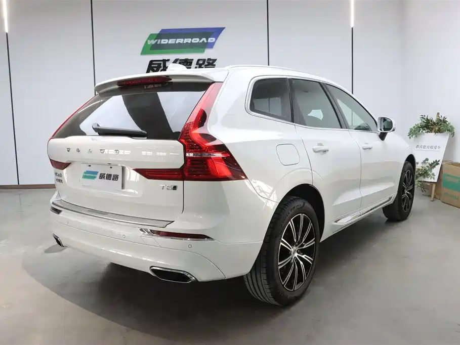 Volvo Volvo XC60 2021 T5 AWD Momentum Luxury Edition 2021 - thumbnail 4