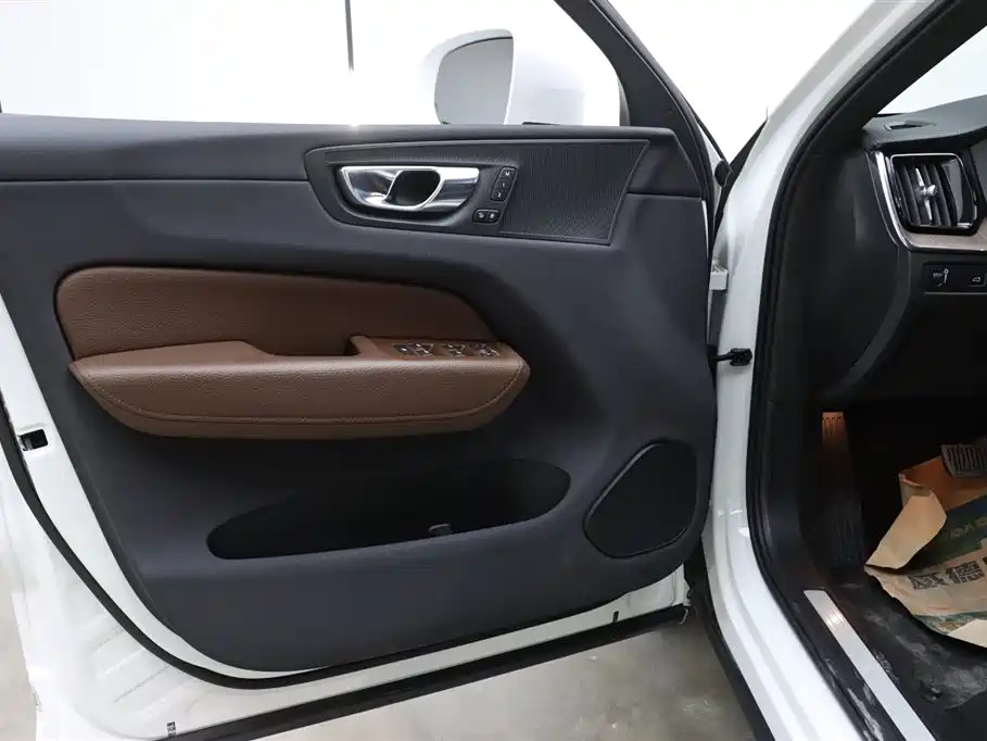 Volvo Volvo XC60 2021 T5 AWD Momentum Luxury Edition 2021 - thumbnail 11