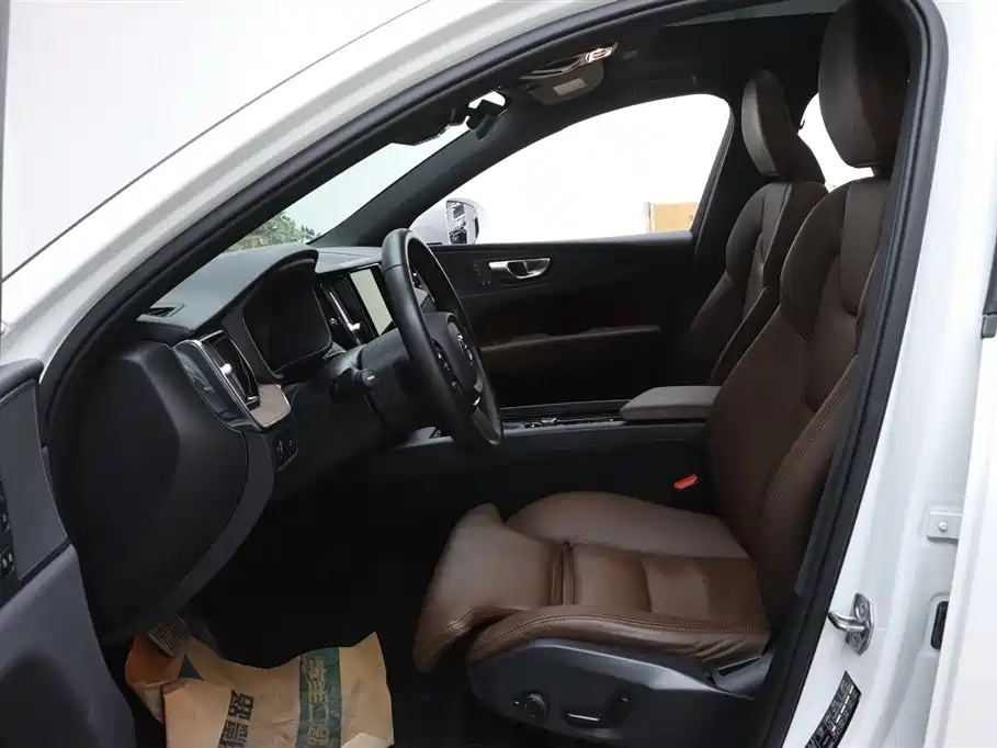 Volvo Volvo XC60 2021 T5 AWD Momentum Luxury Edition 2021 - thumbnail 14