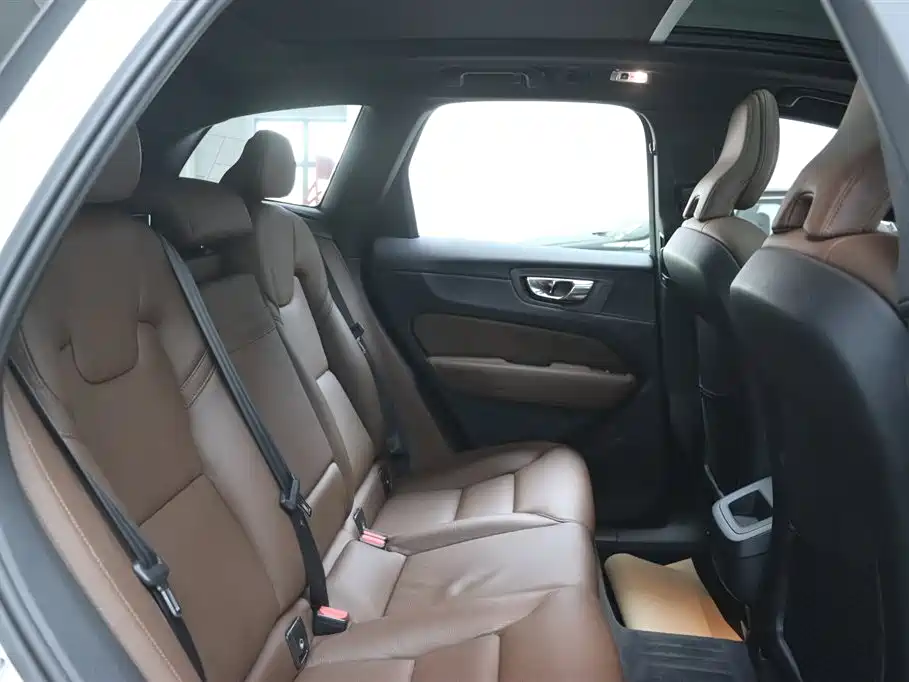 Volvo Volvo XC60 2021 T5 AWD Momentum Luxury Edition 2021 - thumbnail 17