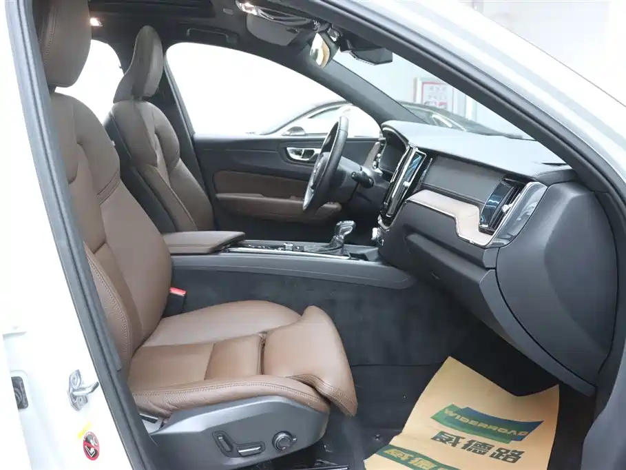Volvo Volvo XC60 2021 T5 AWD Momentum Luxury Edition 2021 - thumbnail 18