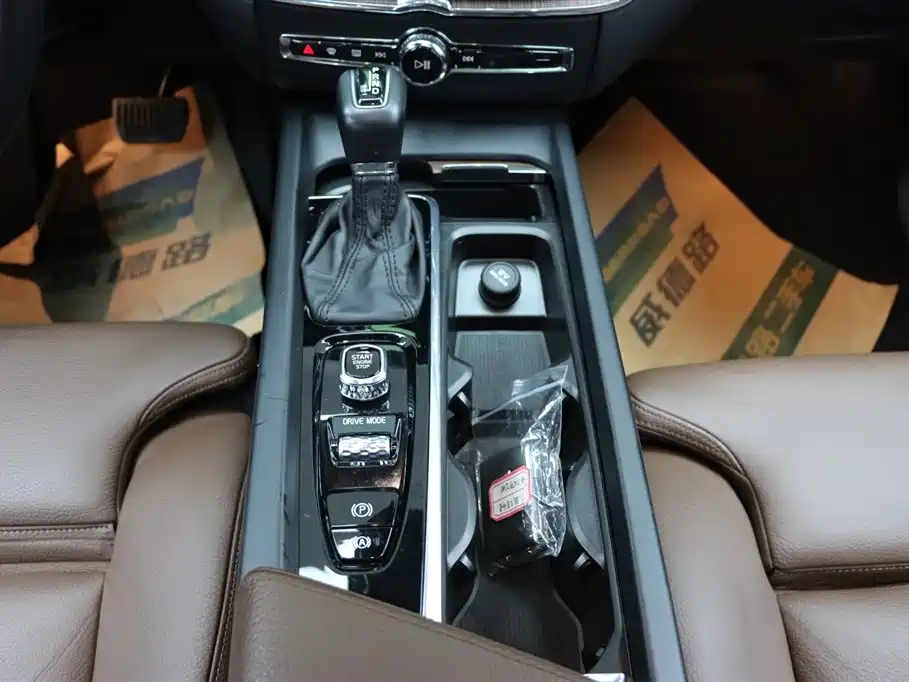 Volvo Volvo XC60 2021 T5 AWD Momentum Luxury Edition 2021 - thumbnail 24