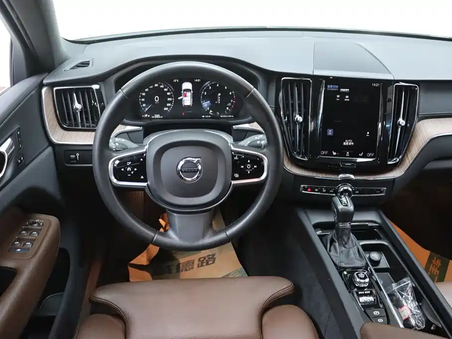 Volvo Volvo XC60 2021 T5 AWD Momentum Luxury Edition 2021 - thumbnail 27