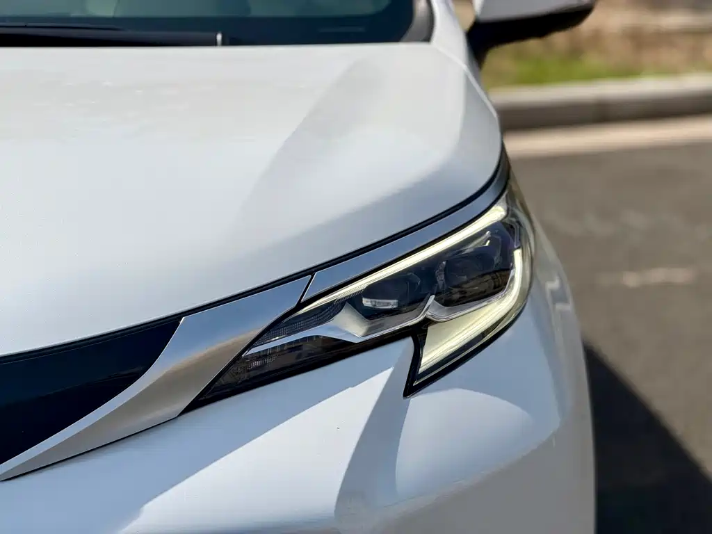 Toyota Toyota Sienna 2021 2.5L Hybrid Platinum Edition 2022 - thumbnail 3