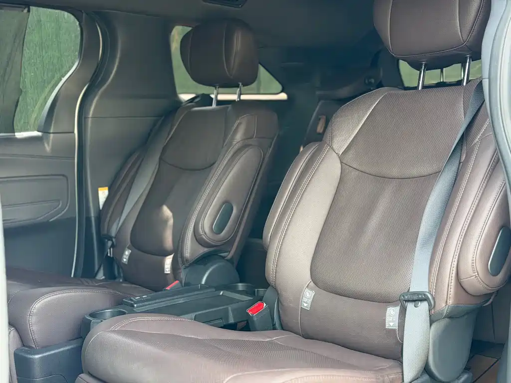 Toyota Toyota Sienna 2021 2.5L Hybrid Platinum Edition 2022 - thumbnail 9