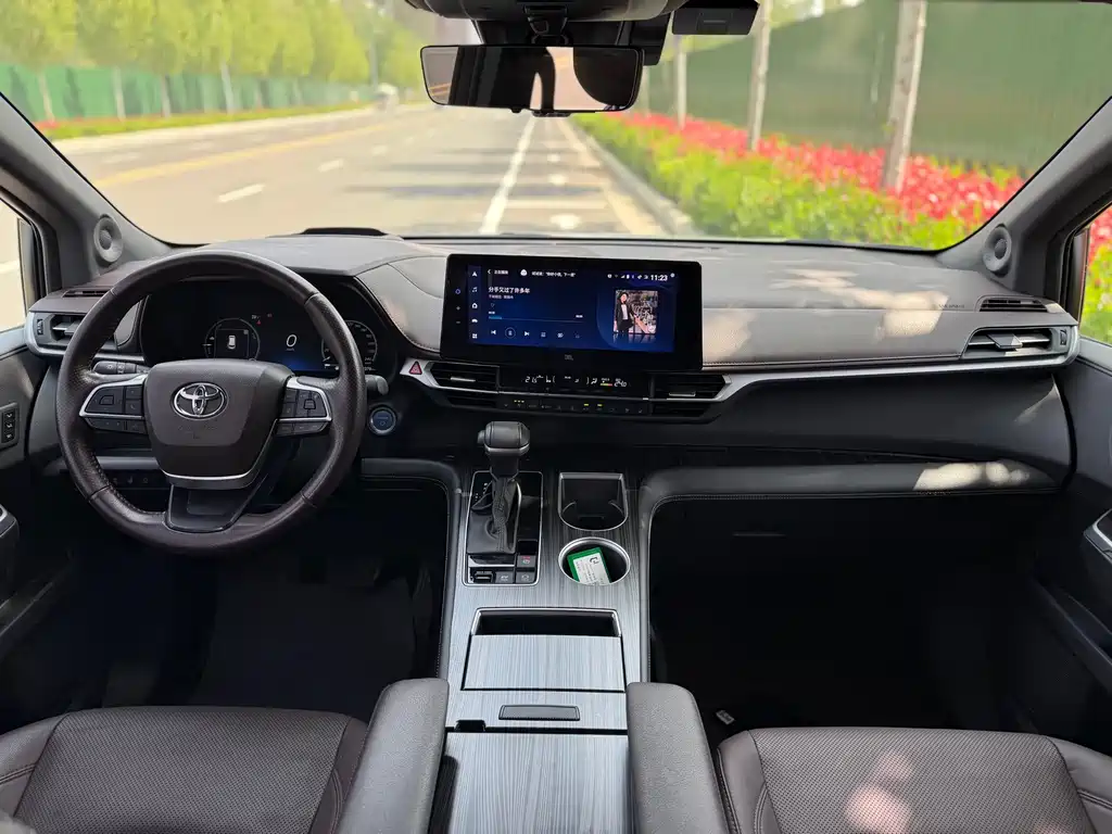 Toyota Toyota Sienna 2021 2.5L Hybrid Platinum Edition 2022 - thumbnail 11