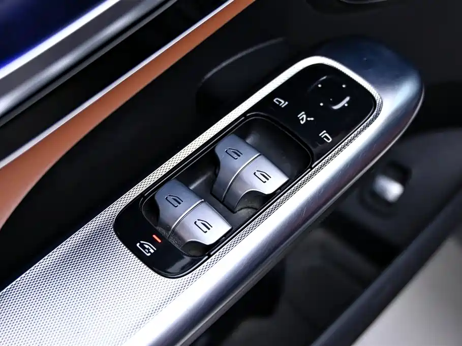 Mercedes-Benz Mercedes-Benz GLC 2023 Facelift GLC 260 L 4MATIC Sporty Model 5-seater 2023 - thumbnail 23