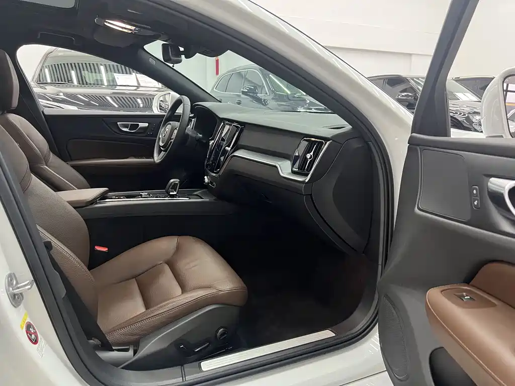 Volvo Volvo S60 2025 B4 Inscription Luxury 2026 - thumbnail 14