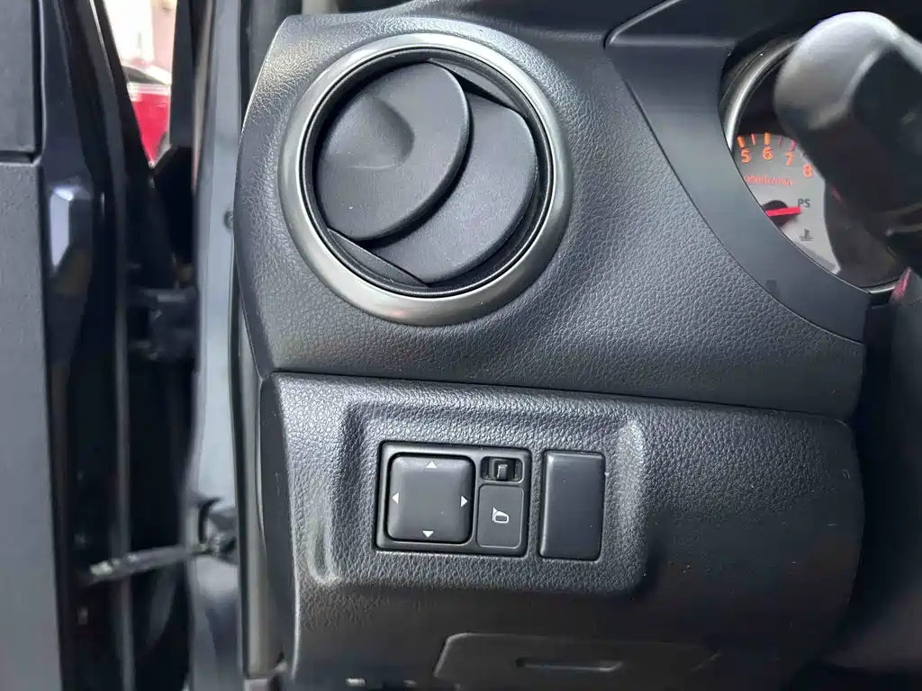 Nissan LIVINA 2010 Model JINGRUI Version 1.6L Automatic Standard Type 2013 - thumbnail 15