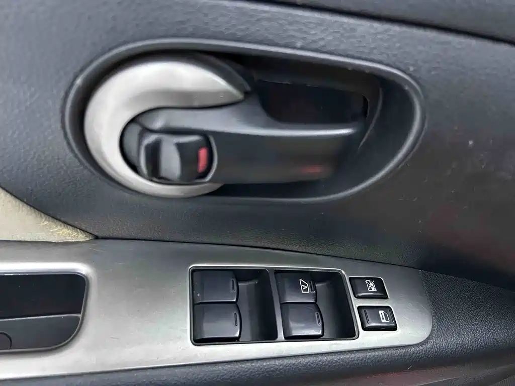 Nissan LIVINA 2010 Model JINGRUI Version 1.6L Automatic Standard Type 2013 - thumbnail 17