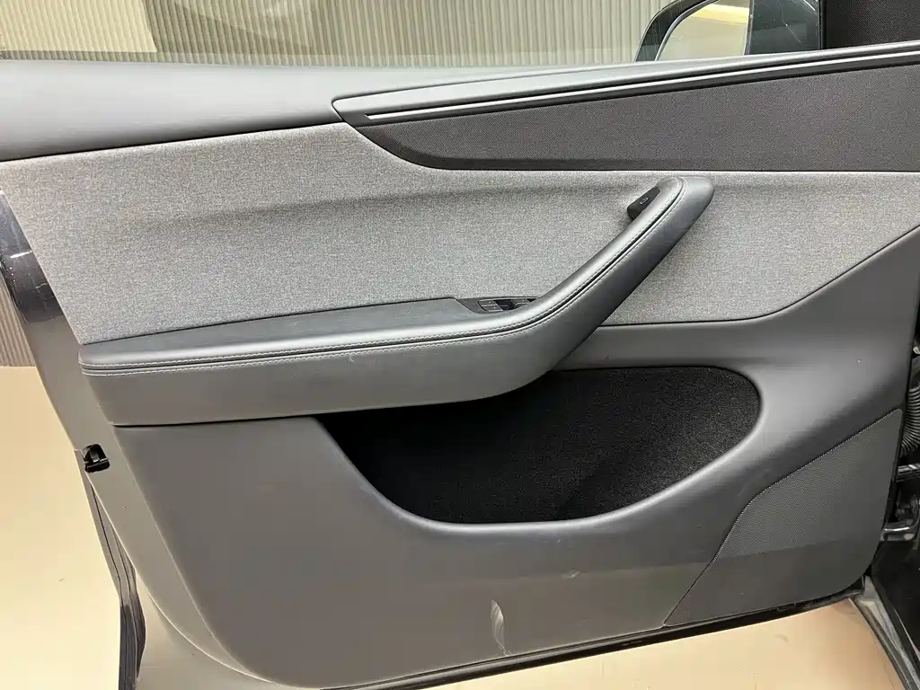 Tesla Model Y 2025 Rear-Wheel Drive Launch Edition 2025 - thumbnail 5