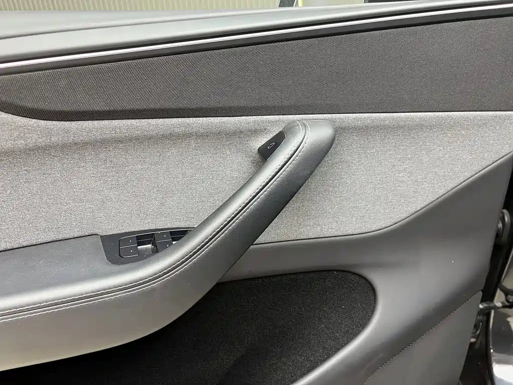 Tesla Model Y 2025 Rear-Wheel Drive Launch Edition 2025 - thumbnail 10