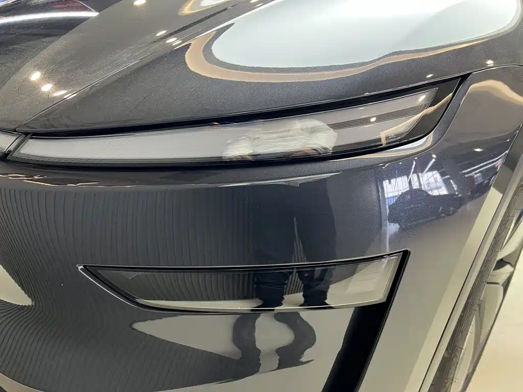 Tesla Model Y 2025 Rear-Wheel Drive Launch Edition 2025 - thumbnail 18