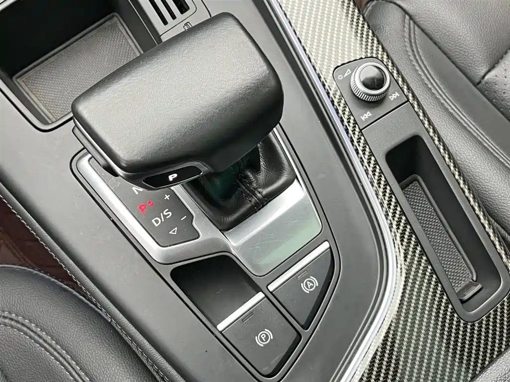 Audi Audi A4L 2022 40 TFSI Luxury Elegant Model 2022 - thumbnail 19