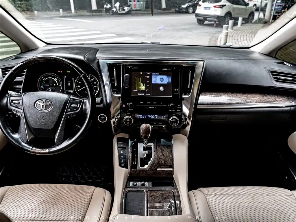 Toyota Toyota Alphard 2019 Model Hybrid 2.5L Executive Version 2020 - thumbnail 4