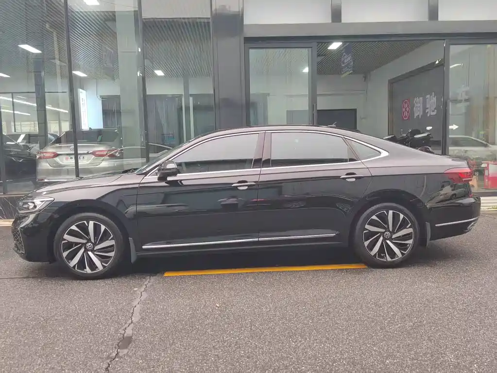 Volkswagen Volkswagen Passat 2022 330TSI Elite Starry Sky Edition 2022 - thumbnail 4