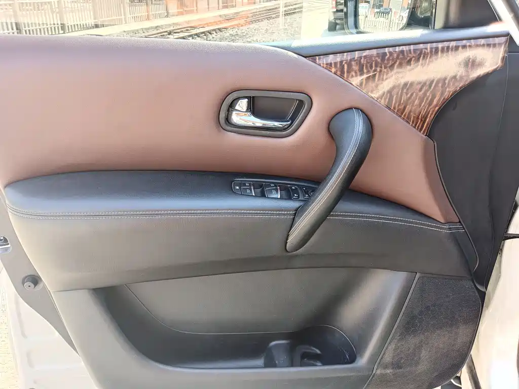Nissan Nissan Patrol 2018 4.0L Leather Edition 2018 - thumbnail 17