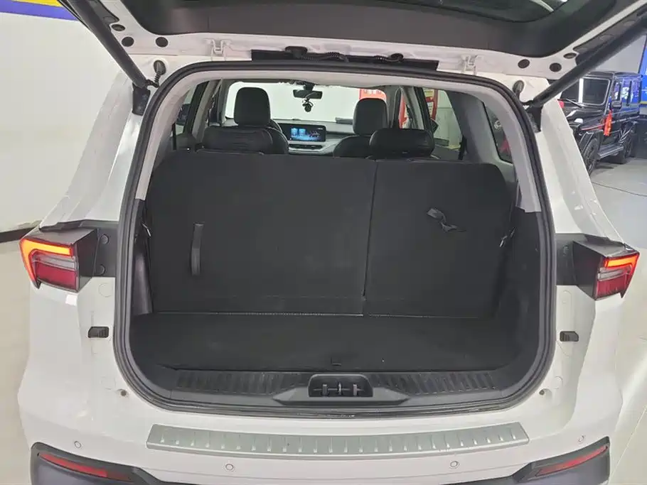 Ford Ford Equator Sport 2021 EcoBoost 225 Platinum Leading 6-Seater  **References:**  1. [Territory 2021 EcoBoost 225 Platinum 5-Seater - Lingyu - MotorChina](https://motorchina.by/cars/lingyu-2021-57303266) 2. [Ford Lingyu 2021 EcoBoost 225 Premium Collar Type 6-seater](https://carhao.market/brands/ford/ford-equator/g153128739) 3. [2021 Ford Equator Sport 2.0T EcoBoost 225 Two Wheel Drive ](https://en.17vin.com/model/w4lpy.html) 4. [【福特2021款领裕EcoBoost 225 精领型5座】报价 - 新浪汽车](https://db.auto.sina.cn/car/51724/) 5. [[PDF] 福特领裕](https://autocatalogarchive.com/wp-content/uploads/2021/08/Ford-Equator-2021-CN.pdf) 6. [Ford Lingyu 2021 EcoBoost 225 Premium Collar Type 6-seater](https://carhao.market/brands/ford/ford-equator/g147889917) 7. [Ford Equator 2021 2.0T EcoBoost 225 Premium Plus 7-Seater](https://www.ddongusedcar.com/used-cars/ford-equator-2021-2-0t-ecoboost-225-premium-plus-7-seater-automatic/) 8. [2021 Ford Equator Sport 2.0T EcoBoost 225 Two Wheel Drive ](https://en.17vin.com/model/hyzwm.html) 9. [Купить Ford Equator Ford Lingyu/2.0T/21 models/EcoBoost 225 ](https://carhao.market/brands/ford/ford-equator/c56054960) 10. [High-quality Good Car Fords New Equator Lingyu Ecoboost 225 7 ](https://www.alibaba.com/product-detail/High-quality-Good-Car-Ford-New_1601394661175.html) 11. [Ford Equator is a new 7-seat SUV for China This is the …… - Facebook](https://www.facebook.com/carnewschina/posts/ford-equator-is-a-new-7-seat-suv-for-chinathis-is-the-new-ford-equator-a-brand-n/3648474741851861/) 12. [The Chinese-Market Ford Equator Plug-In Hybrid Seems Like It'd Be ](https://www.theautopian.com/the-chinese-market-ford-equator-plug-in-hybrid-seems-like-itd-be-great-for-america/) 13. [Ford EcoSport Trim Levels Glen Allen VA](https://www.richmondfordwest.com/ford-trim-levels/ford-ecosport-trim-levels-glen-allen-va.htm) 14. [JMC Ford Technology Launches Equator Sport - Gasgoo](https://autonews.gasgoo.com/articles/news/jmc-ford-technology-launches-equator-sport-70019989) 15. [Ford Equator Sport Is A Stylish New Crossover SUV For China](https://carnewschina.com/2021/10/12/ford-equator-sport-is-a-stylish-new-crossover-suv-for-china/) 16. [2021 Ford Ecosport Trims and Configurations](https://www.marlowford.com/ford-eco-sport-trims-and-configs.htm?srsltid=AfmBOor90H2zFBBkiZWaNBclEbM80aiXw0L4P9xQGl9NSS766wgCmEGa) 17. [2020 Ford EcoSport Trim Levels: S vs. SE vs. Titanium vs. SES](https://www.bussford.com/research-ecosport-trims.html?srsltid=AfmBOopHvsrfUKQoIYwpCmXzveU-cstwuJeEQzFEoZ6NPNiWt63FNtZk) 18. [Ford Territory (China) - Wikipedia](https://en.wikipedia.org/wiki/Ford_Territory_(China)) 19. [Ford Equator Sport 2022: Is It Worth Buying?](https://sa.damasjewellery.com/now-brains/ford-equator-sport-2022-is-it-worth-buying-1764797292) 20. [2020 Ford EcoSport Trim Levels: S vs. SE vs. SES vs. Titanium](https://www.mykwford.com/research/ecosport-trims.htm?srsltid=AfmBOorjBaDZqC-yGVCX65BcuouEN4MzHSawX10Rj38uUlSkNpnyJ9pc) 21. [2023 Ford Equator 1.5T EcoBoost 170 Two Wheel Drive Platinum ](https://en.17vin.com/model/ei50g.html) 22. [Ford Edge EcoBoost 245 2WD Platinum Sharp 7-seat CN-V](https://pan-auto.ru/china/57409200) 23. [-【2025 Ford Equator Sport New Energy 1.5T DHT Two Wheel Drive ](https://en.17vin.com/model/uckt6.html) 24. [PAN AUTO — Ford Equator EcoBoost 225 Platinum Leading 6-seat](https://pan-auto.ru/china/57986585) 25. [PAN AUTO — Ford Kuga 2.0L GTDi 4WD Sport - каталог PAN AUTO](https://pan-auto.ru/china/58065031) 26. [Ford Focus Hatchback 2.0L Auto Luxury Sport - каталог PAN AUTO](https://pan-auto.ru/china/57840152) 27. [Ford Equator Sport SUV breaks cover in the Chinese market](https://www.newsbytesapp.com/news/auto/ford-equator-sport-revealed-design-features-specifications-engine/story) 28. [2025 Ford Equator Sport 1.5T 150HP L4 2DHT PHEV 18.4KWH](https://www.autocango.com/fr/carspecs-detail/Ford-Equator-Sport-4KWM4N) 29. [Ford Equator Sport — All generation and modification - Automdb](https://automdb.com/ford/equator_sport) 30. [Ford Equator Sport Facelift Launched - Styling Updates, New Colours](https://www.rushlane.com/ford-equator-sport-facelift-launched-styling-updates-new-colours-12507605.html) 2022 - thumbnail 4