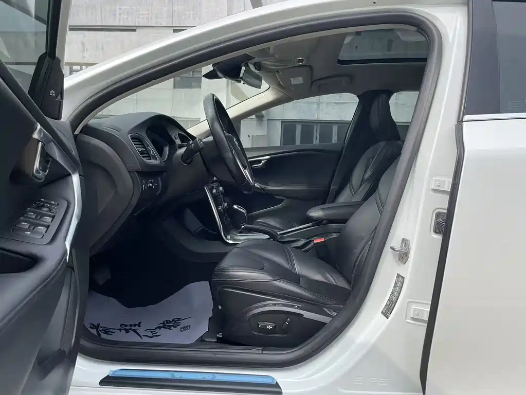 Volvo Volvo V40 2015 1.6T Intelligent Elegant Edition 2014 - thumbnail 4