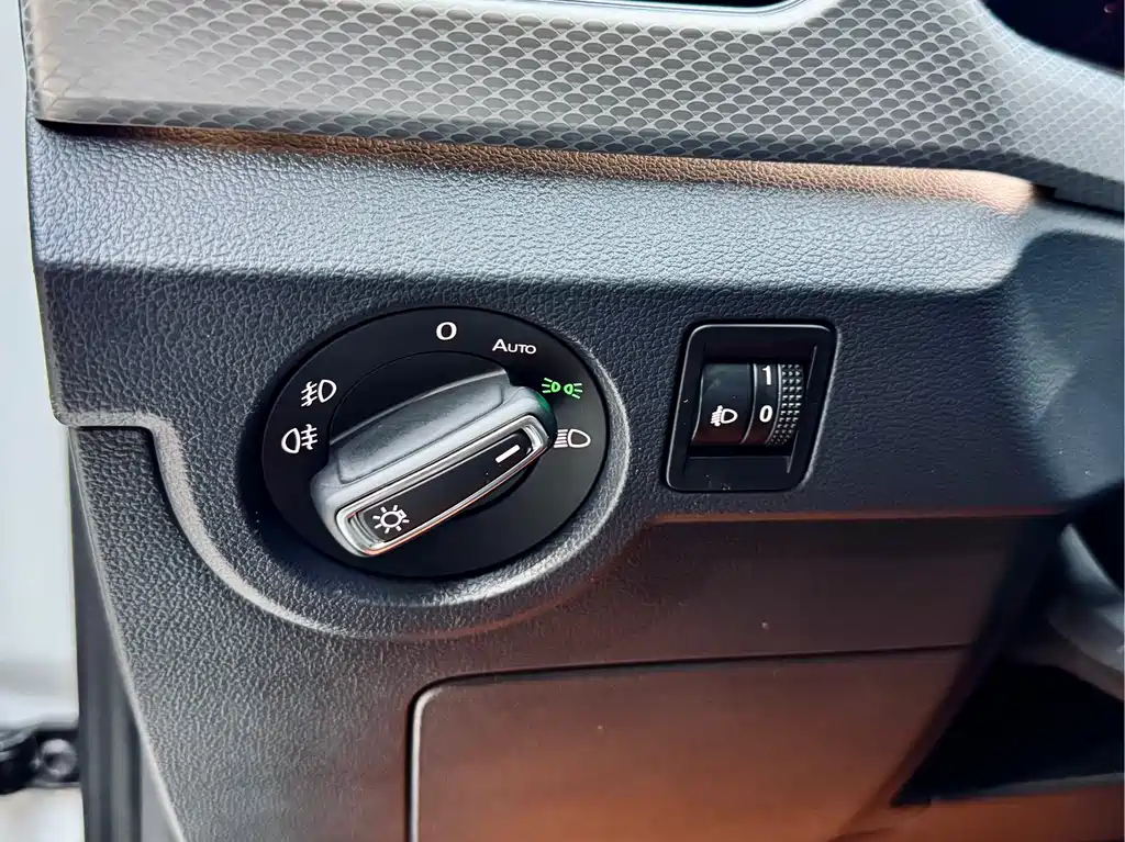 Volkswagen Tanying 2021 1.5L Automatic Joy Smart Link Edition 2023 - thumbnail 24