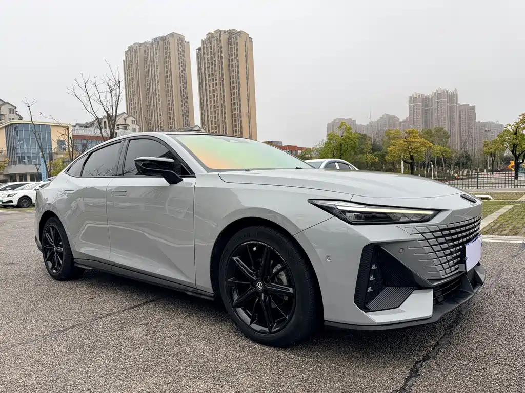 Changan Changan UNI-V 2022 1.5T Intelligent Navigation Edition 2022 - thumbnail 3