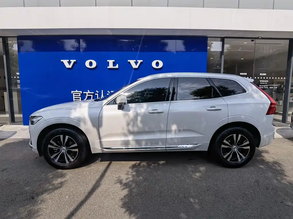 Volvo Volvo XC60 2025 B5 AWD Momentum Premium 2024 - thumbnail 4