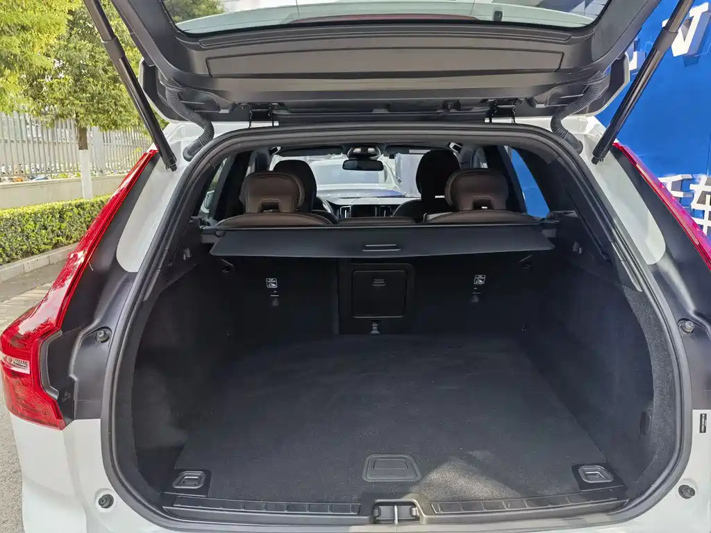 Volvo Volvo XC60 2025 B5 AWD Momentum Premium 2024 - thumbnail 6