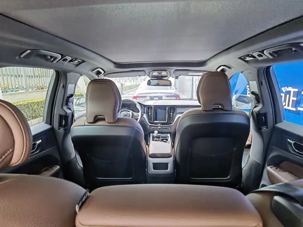 Volvo Volvo XC60 2025 B5 AWD Momentum Premium 2024 - thumbnail 7