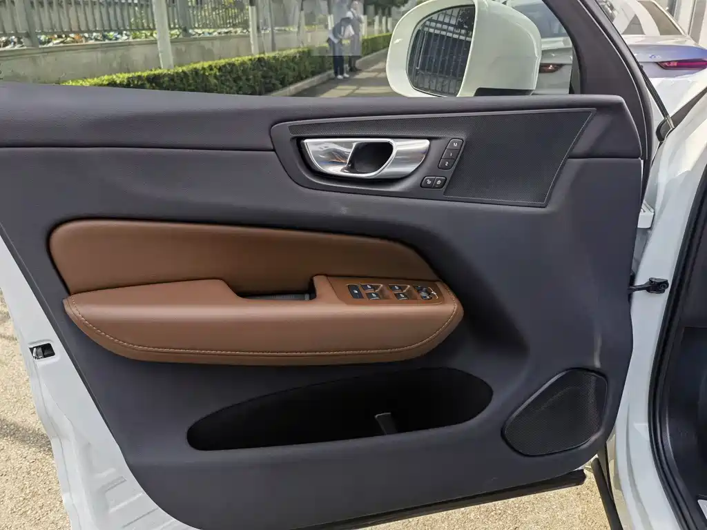 Volvo Volvo XC60 2025 B5 AWD Momentum Premium 2024 - thumbnail 8